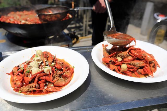 小龙虾价格跌了一半，商户告诉你“V字型”规律，吃货的春天来了