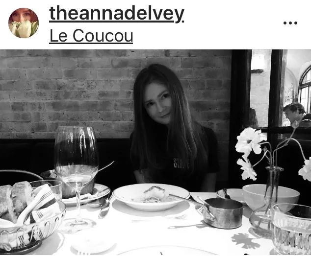 anna delvey在高端酒店的餐厅进餐有了这十万美元,她向另外一家投资