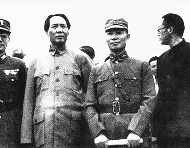 国共签订《双十协定》的第2天，1945年10月11日，毛泽东飞返延安。他在重庆机场与送行的张治中、陈诚、陶行知等合影。 