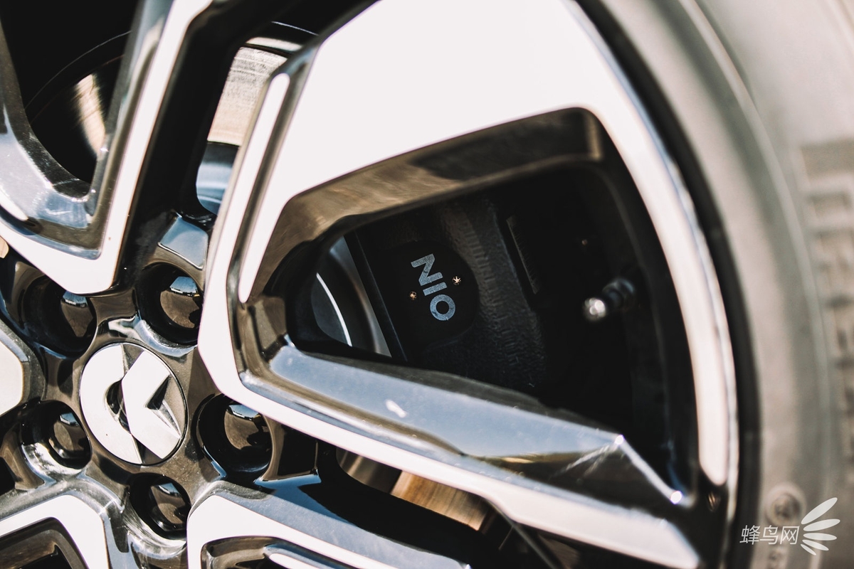 全系标配brembo 四活塞前制动卡钳