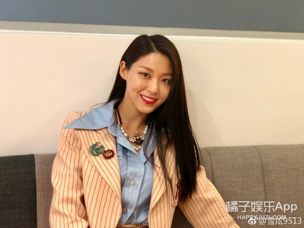 她发这张素颜照经过公司同意没？