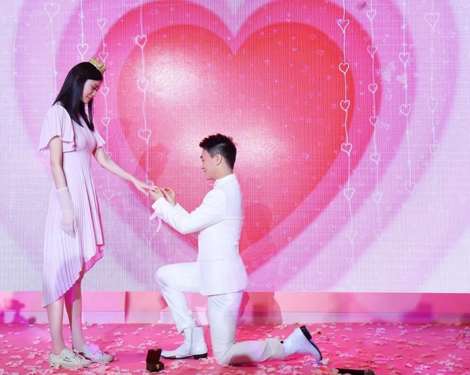何猷君求婚奚梦瑶，前女友By2妹妹发文意味深长：冷暖自知
