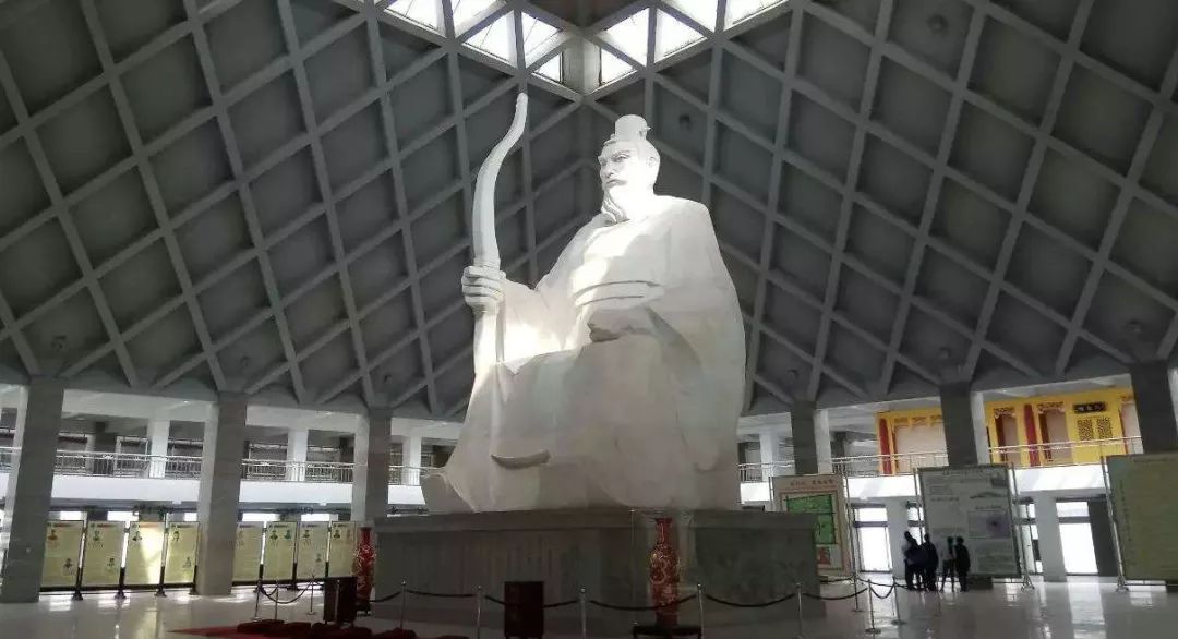 八米高的张姓始祖挥公汉白玉雕像