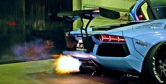 一辆兰博基尼轰油门, 喷火烧到后面的迈凯伦 竟是未婚妻的车