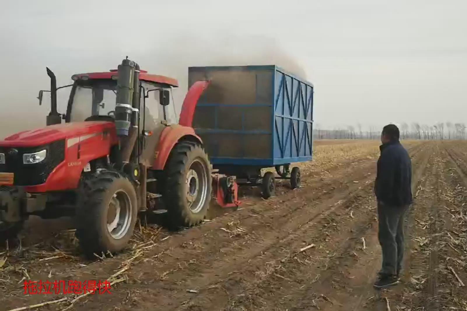 东方红1604拖拉机，配套玉米秸秆回收机进行田间作业