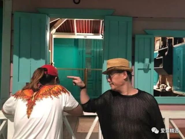 周立波与16岁女儿合影，背影很是壮硕，黄毅清曾公开其生父真容！