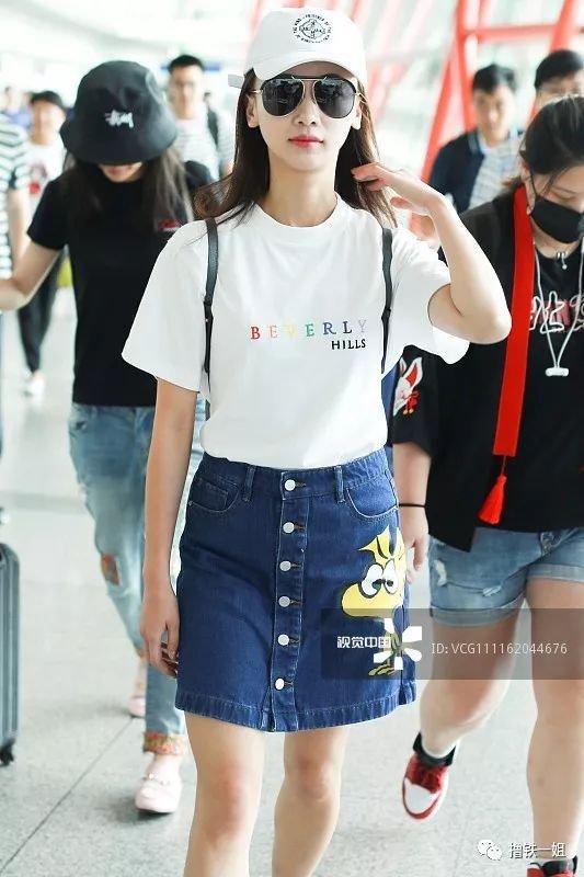 李宇春粉嫩纱裙又美又仙！但却意外暴露真实腿型，太惨烈了