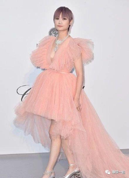 李宇春粉嫩纱裙又美又仙！但却意外暴露真实腿型，太惨烈了