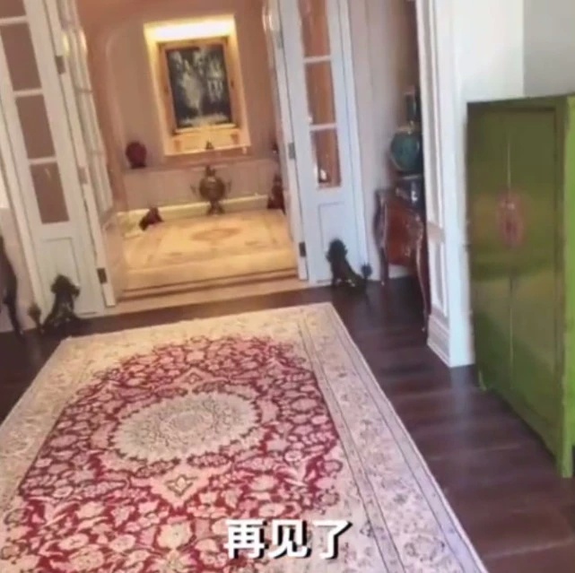 许晴一起床就自拍，不但曝光50岁素颜还意外公开奢华豪宅
