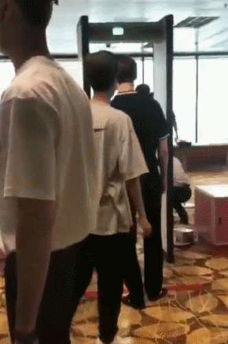 男爱豆的腰围，比我的头围还要小？