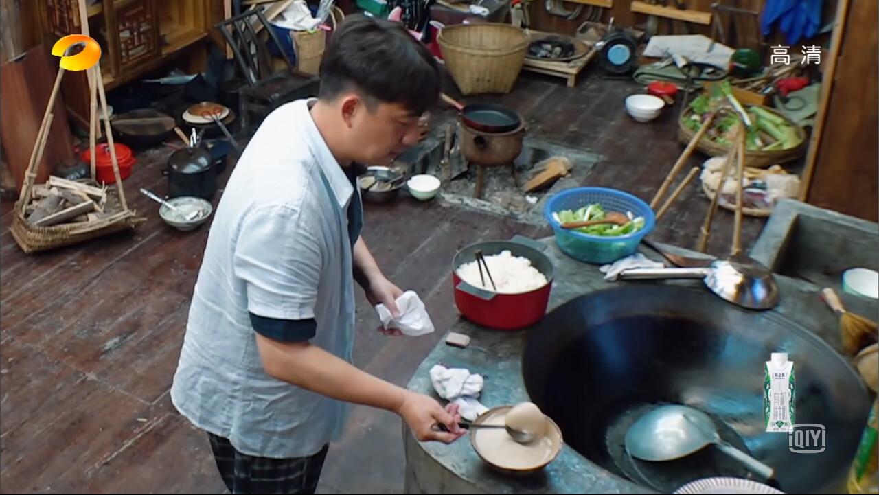 黄磊在厨房忙活,突然想起猪油拌饭没做,问谁要的猪油拌饭来着?