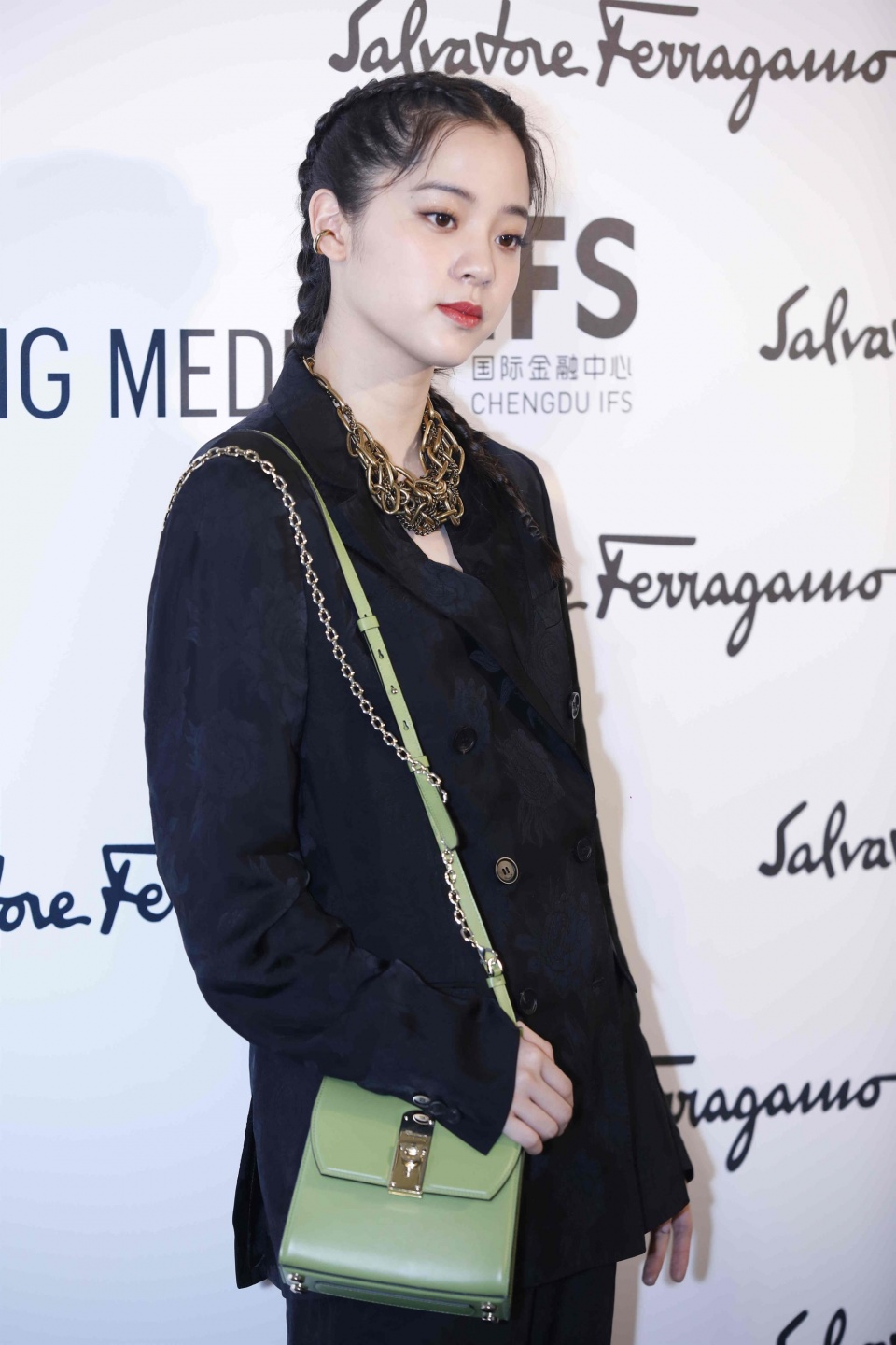 今天是甜酷girl！欧阳娜娜秒变好奇宝宝 扎小辫又美又飒
