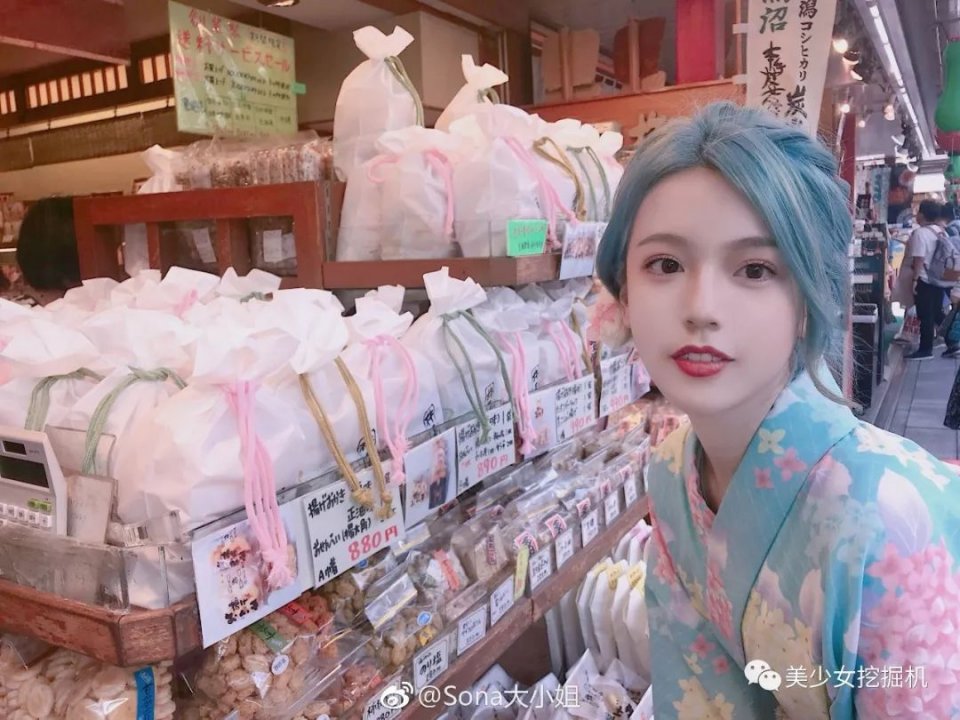 她们竟不输网红，一个嫩成翻版lisa ，一个秒变寡姐！