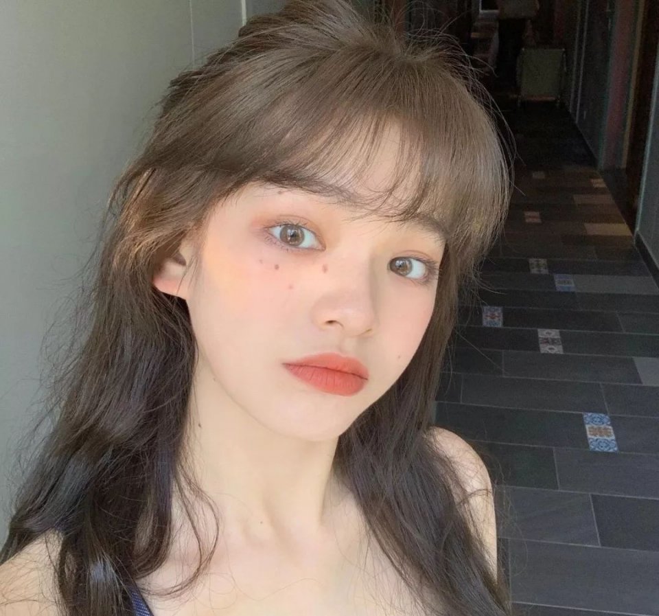 她们竟不输网红，一个嫩成翻版lisa ，一个秒变寡姐！