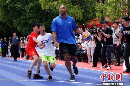火箭队埃里克·戈登到南京 与中国孩子篮下“开赛”