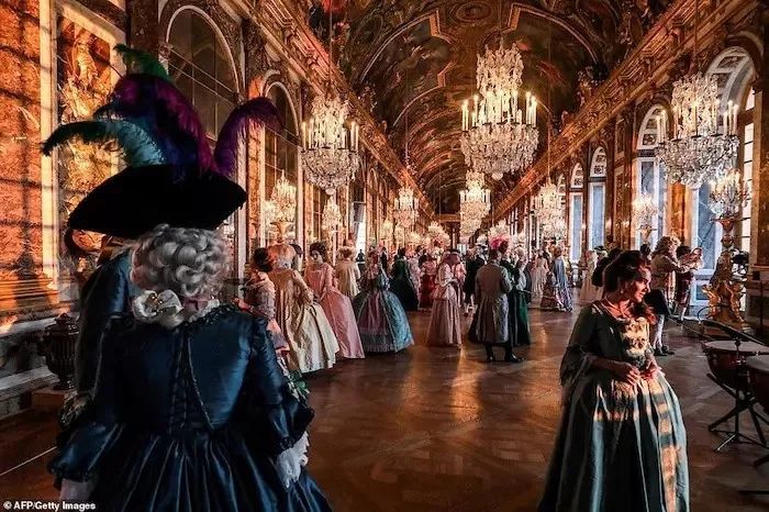 凡尔赛宫一夜穿越?华服美酒,宫廷舞会,居然对游客开放!