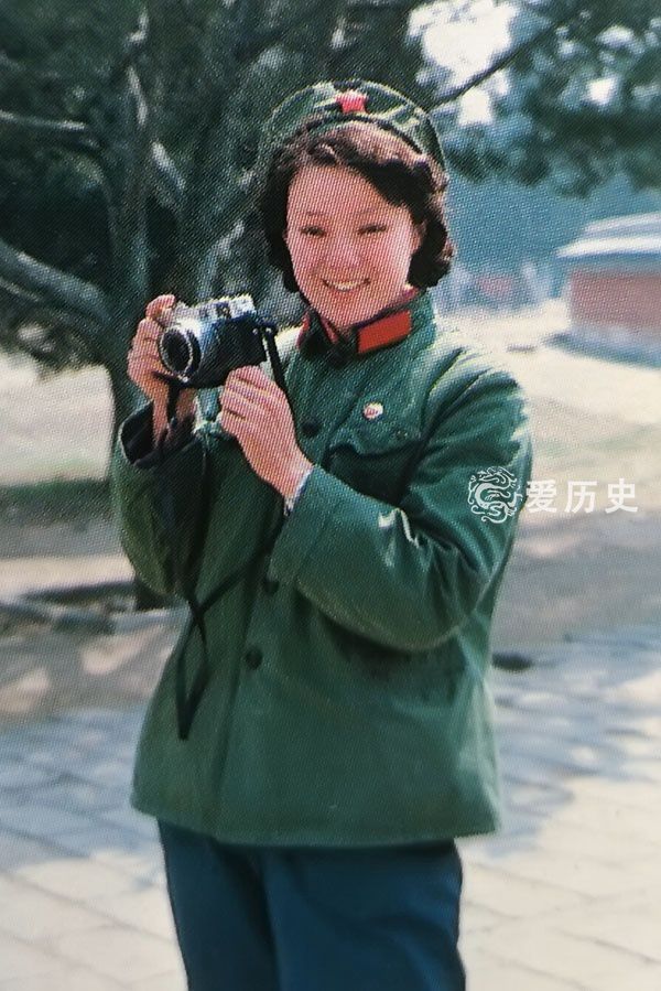 手拿照相机的解放军女战士