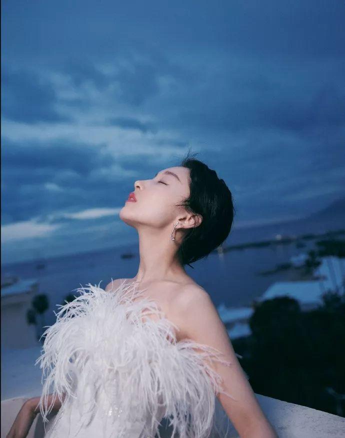 比起周冬雨天价砸出的美腿，她的造型团队更让女明星闻风丧胆！
