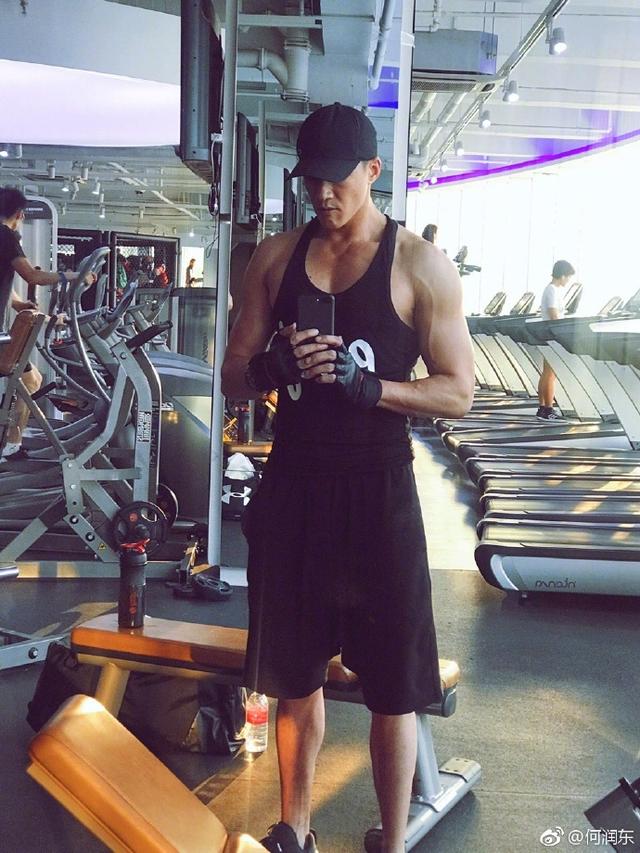 林更新身材上热搜,看了何润东新片,这身材才叫帅气