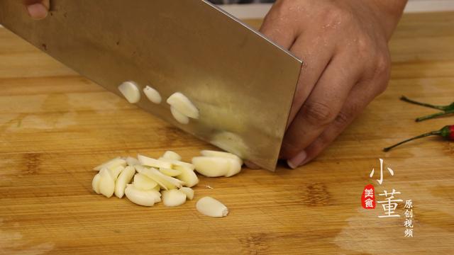 1把韭菜,1块鸭血,多加这一步,鸭血不会散块,营养鲜嫩还清肠