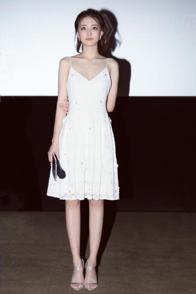 《甄嬛传》她演孙俪的妹妹,今穿透视衬衫高腰裙,美腿细得过分