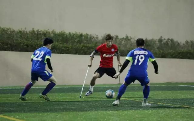 经历三次截肢手术也不放弃足球梦,“独腿球王”何忆义的励志人生