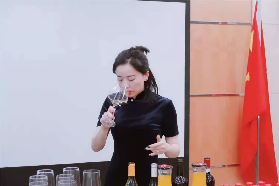 致高李悦绮:喝葡萄酒和做律师都是我的最爱