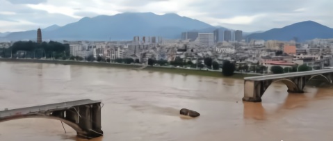 广东河源紫金桥垮塌两车坠江 获救者讲述惊魂瞬间