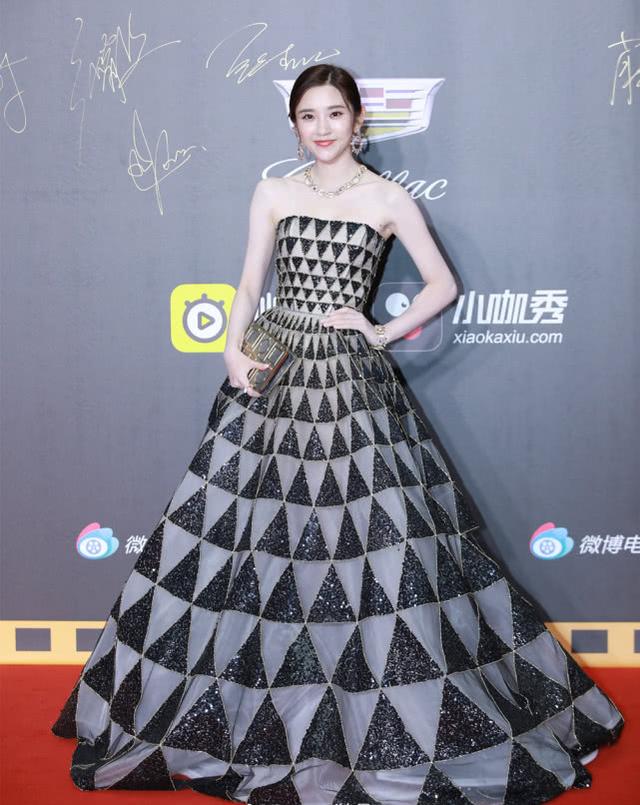 舒淇穿了刘嘉玲的衣服,佟丽娅全身擦粉露馅!章子怡轻松美成最佳