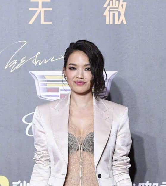 舒淇穿了刘嘉玲的衣服,佟丽娅全身擦粉露馅!章子怡轻松美成最佳