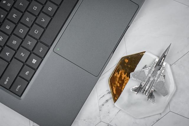 神舟精盾U45A1深入评测:用旗舰标准打造轻薄笔记本
