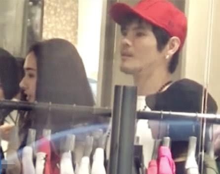 郭碧婷向佐恩爱现身香港街头，手牵手逛名店眼里只有对方