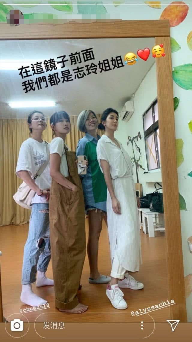 贾静雯老公晒近照，一人带三娃富有爸爸力，与继女梧桐妹感情超好