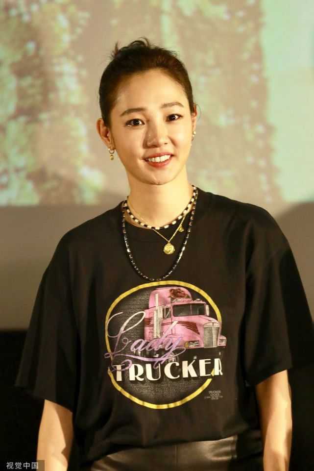 白百何重归少女风！首映礼扎丸子头清新养眼