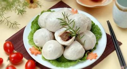 在马来西亚你可以吃到的美食有椰浆饭,这种饭是那里的特色食物