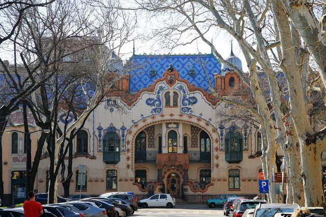 塞尔维亚最神秘的艺术小城,一半居民说外语,地标建筑是“混血”