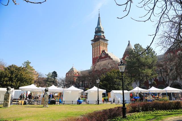 塞尔维亚最神秘的艺术小城,一半居民说外语,地标建筑是“混血”