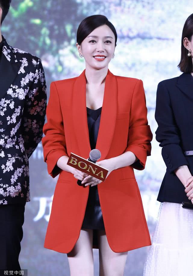 知性美！秦岚穿搭玩“红与黑”大秀美腿 在线诠释女神优雅气质