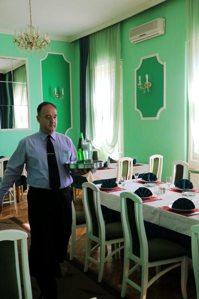 塞尔维亚最神秘的艺术小城,一半居民说外语,地标建筑是“混血”