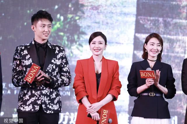 知性美！秦岚穿搭玩“红与黑”大秀美腿 在线诠释女神优雅气质