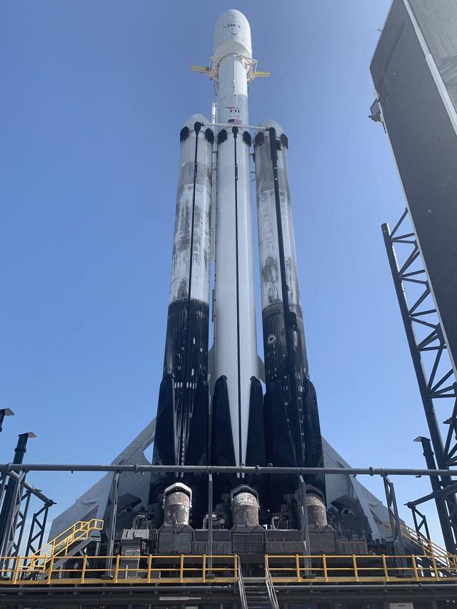 spacex完成"最困难"火箭发射,重型猎鹰首次尝试一箭多轨多星