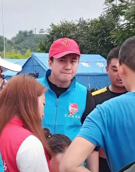 翟天临泰国祈福，双膝跪地，十分虔诚，看起来诚意十足