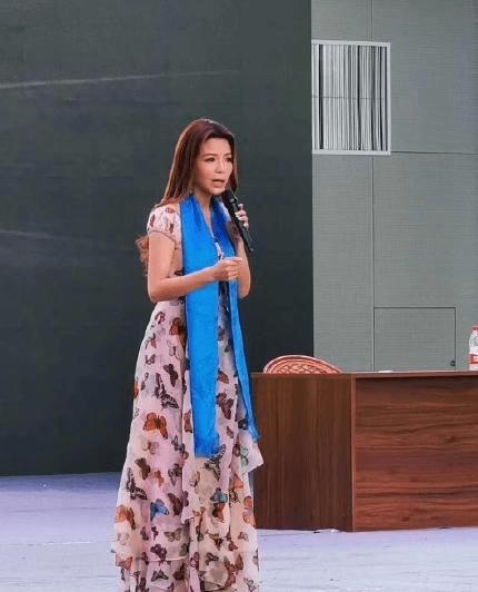 46岁央视主持人朱迅近照曝光，化浓妆为新书宣传超卖力！