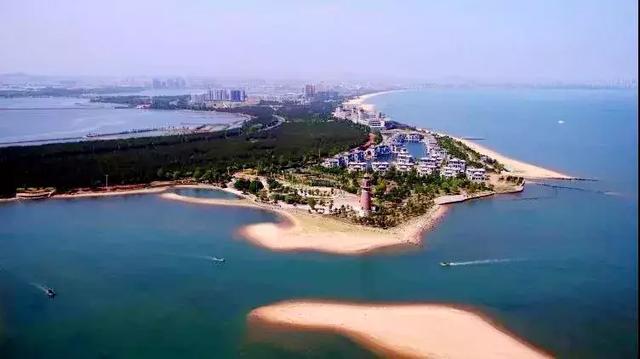 无人机拍摄的山东荣成市滨海公园.