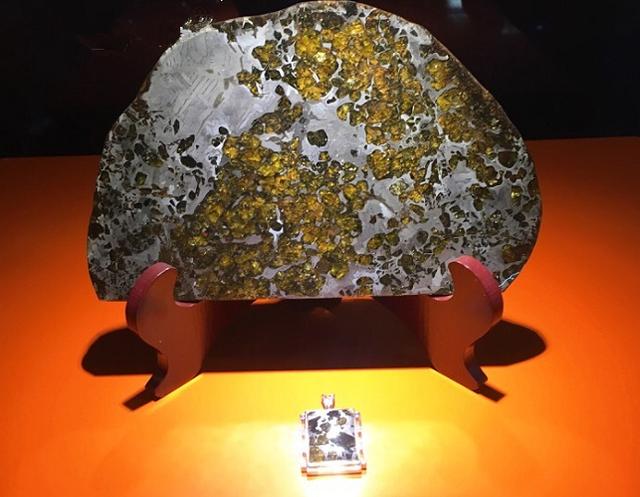 宝石级陨石—橄榄陨石收藏鉴赏