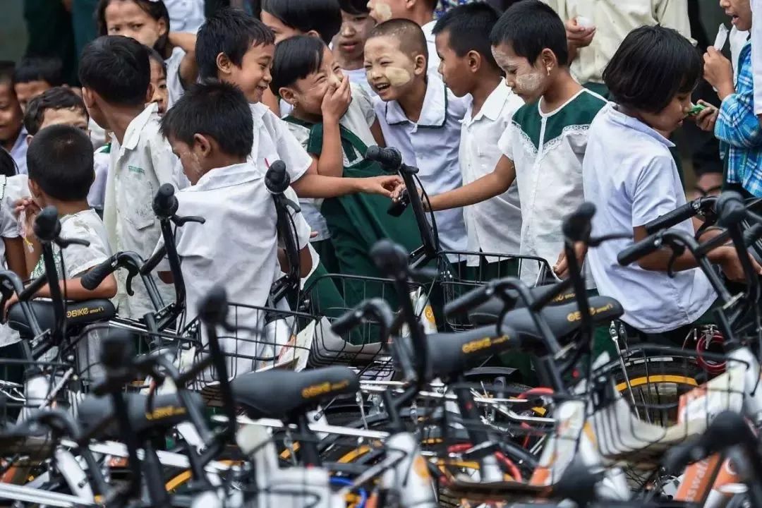 ▲单车旁的缅甸学生掩盖不了内心的欢快