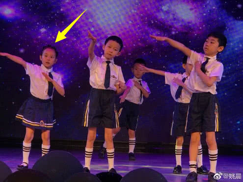 甜馨幼儿园毕业典礼，李小璐独自现身，贾乃亮与美女逛游乐园