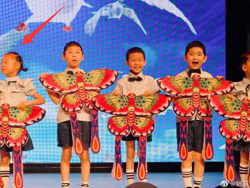 甜馨幼儿园毕业典礼，李小璐独自现身，贾乃亮与美女逛游乐园