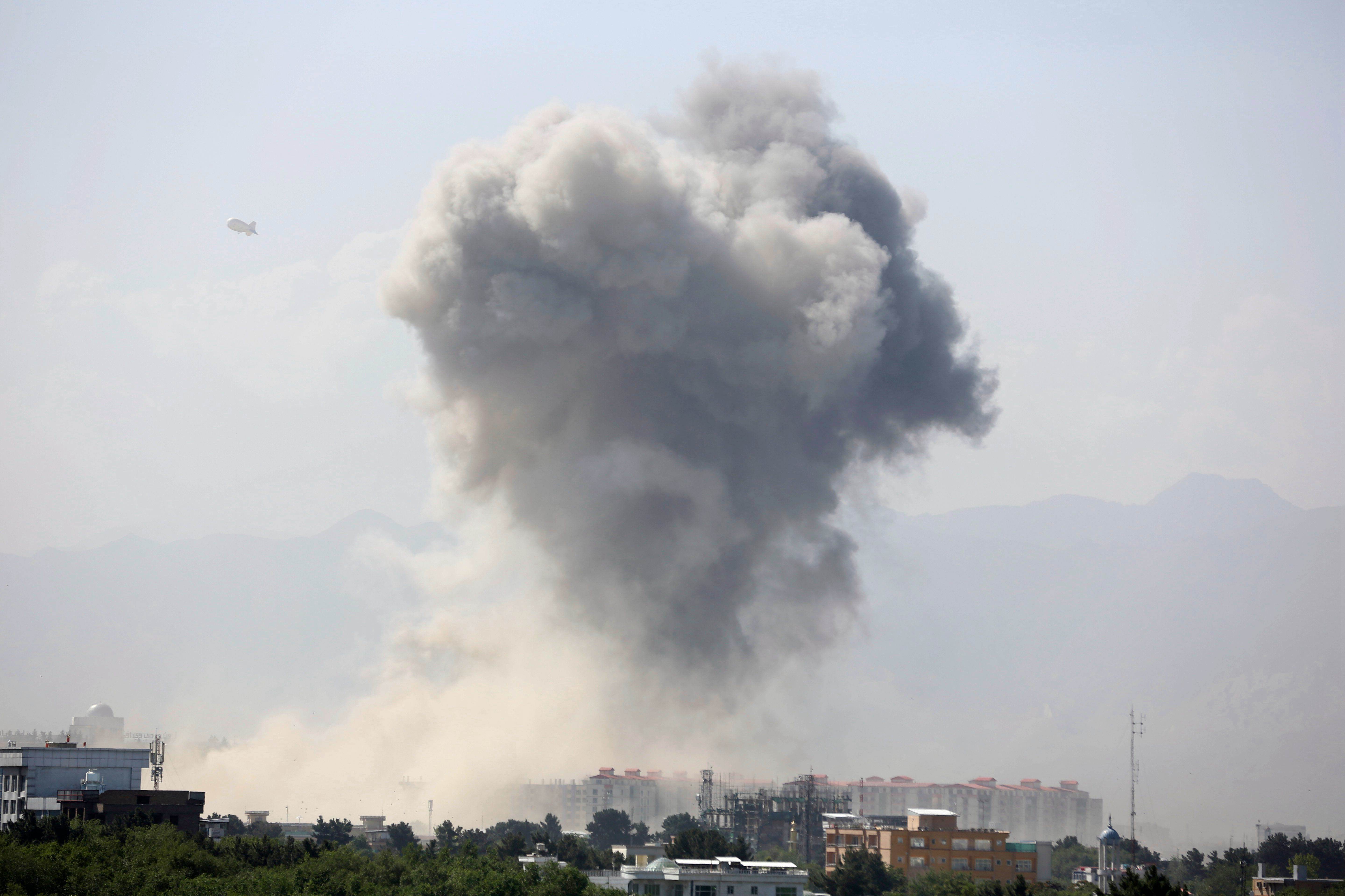 当地时间2019年7月1日，阿富汗喀布尔，当地发生了一场爆炸后，远远可以看到市中心地区烟雾滚滚。