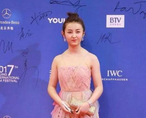 张子枫斜方肌对比前两年像被削走两大块,整个人都轻盈了